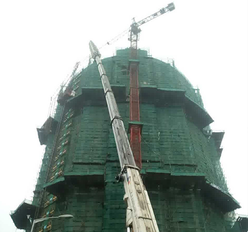 增城吊车在工地上作业